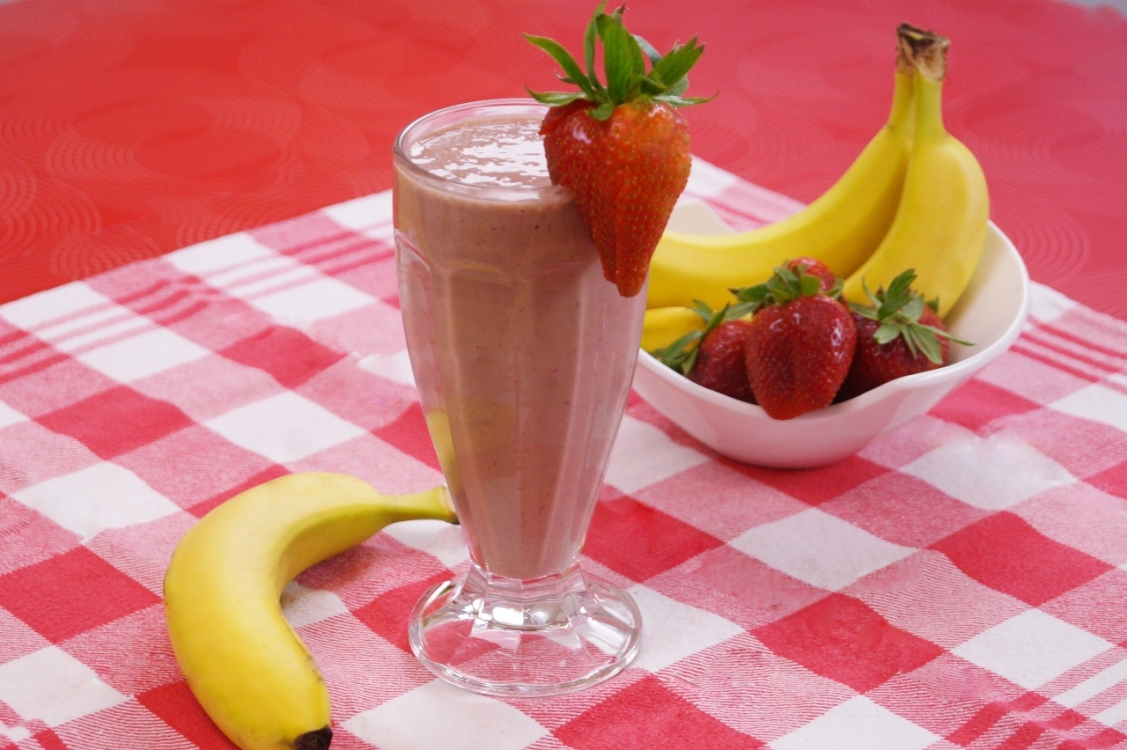 68-Chocolate-Strawberry-Banana-Smoothie-Shake-018-1280x852